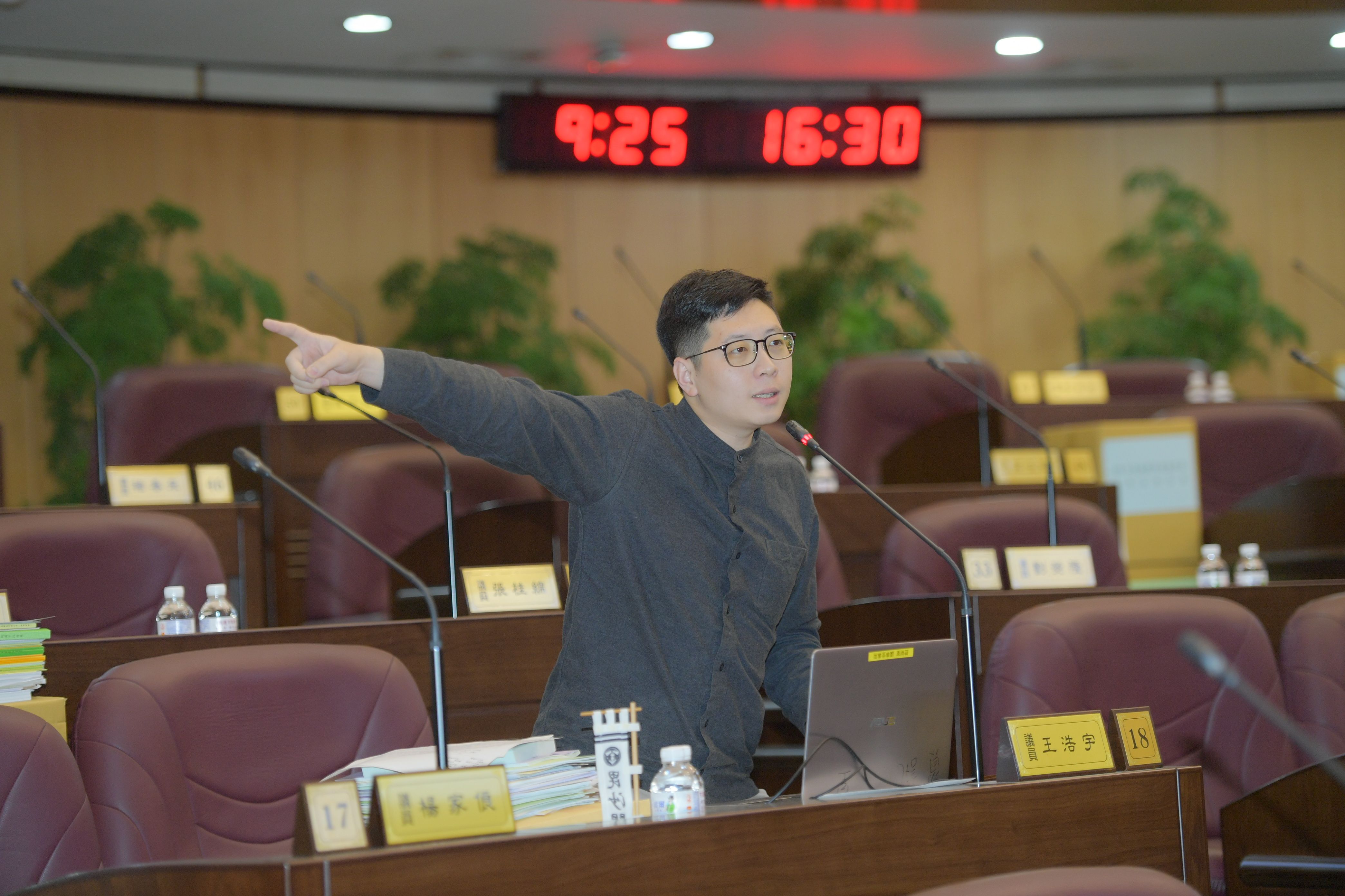 未兩段式左轉開罰5萬件　市議員王浩宇:把機車族當提款機
